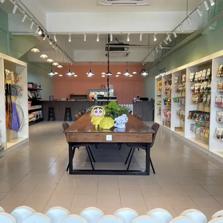 clean and cozy pet shop in Cheras